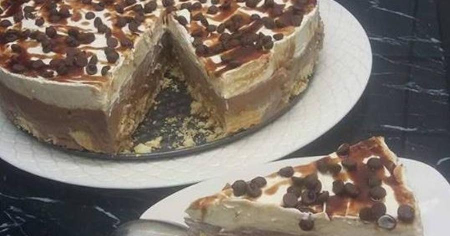 Δίχρωμη τούρτα: Πανεύκολη και λαχταριστή με μπισκότα, ζαχαρούχο και μερέντα για όλες τις περιστάσεις