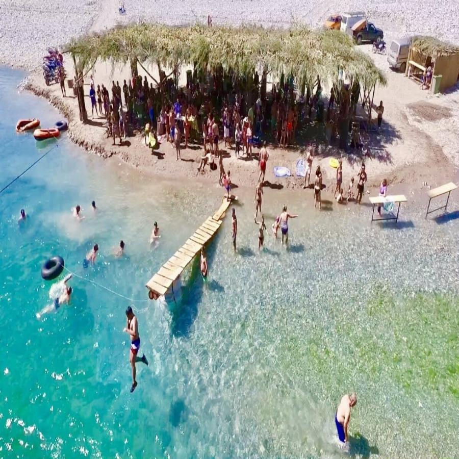 45 λεπτά από την Αθήνα με γαλαζοπράσινα νερά, δεν πληρώνεις για να κολυμπήσεις, ιδανική για ζευγάρια και έχει αστείο όνομα