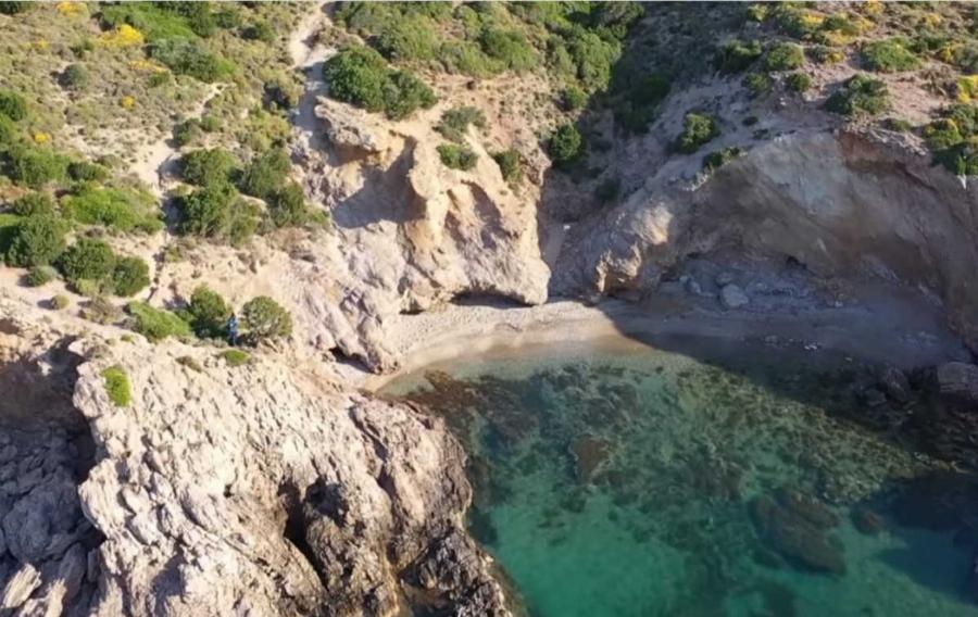 45 λεπτά από την Αθήνα με γαλαζοπράσινα νερά, δεν πληρώνεις για να κολυμπήσεις, ιδανική για ζευγάρια και έχει αστείο όνομα