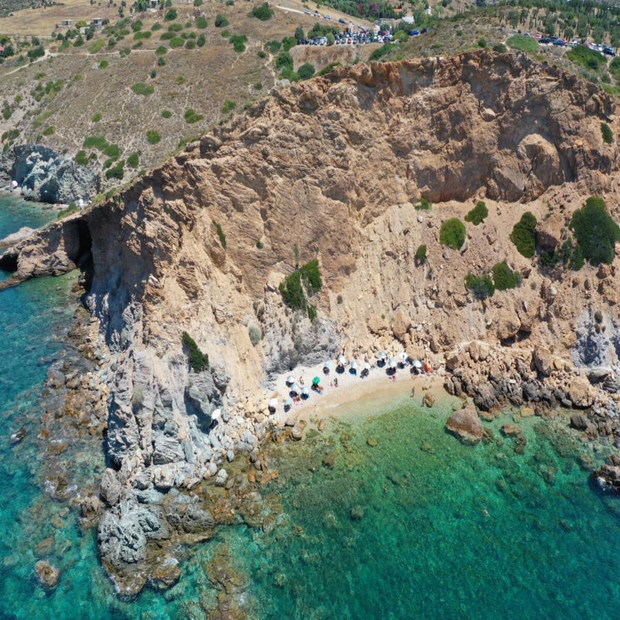 45 λεπτά από την Αθήνα με γαλαζοπράσινα νερά, δεν πληρώνεις για να κολυμπήσεις, ιδανική για ζευγάρια και έχει αστείο όνομα