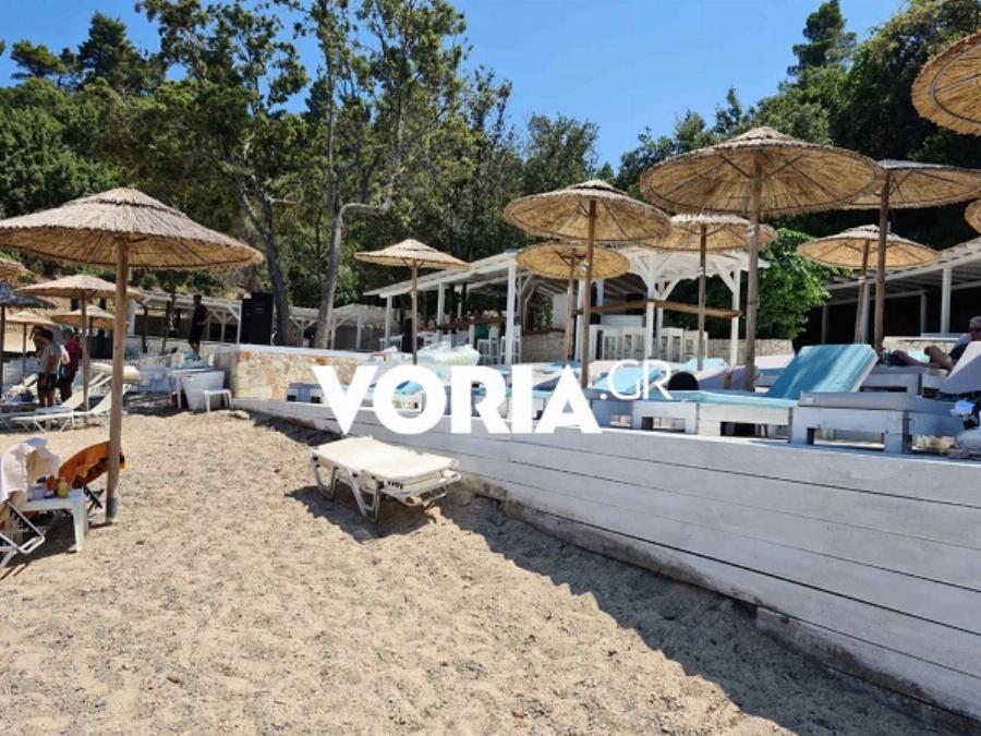 Χαλκιδική: Τεράστια ζημιά από τον τουρισμό – Εικόνες που συγκλονίζουν με άδειες όλες τις ξαπλώστρες