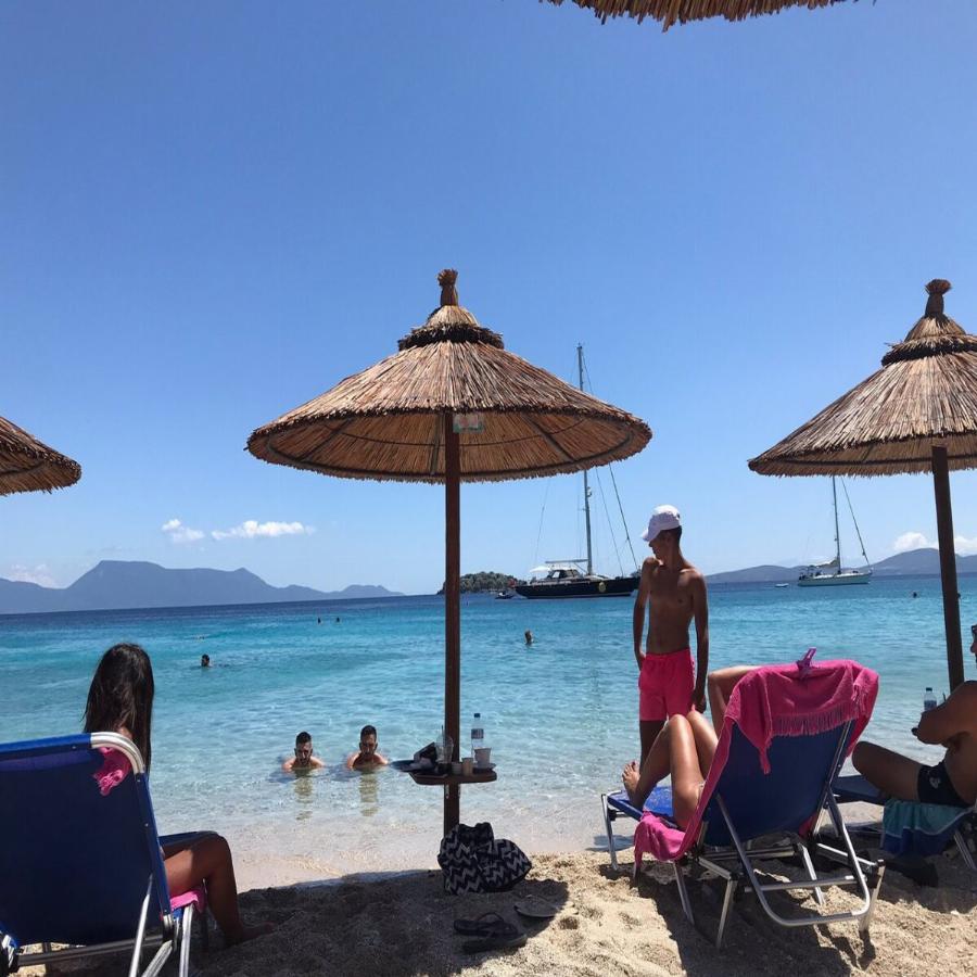 Είναι στην Αιτωλοακαρνανία, πας με αυτοκίνητο, είναι γεμάτη βότσαλο, και κοντράρει τη Λευκάδα