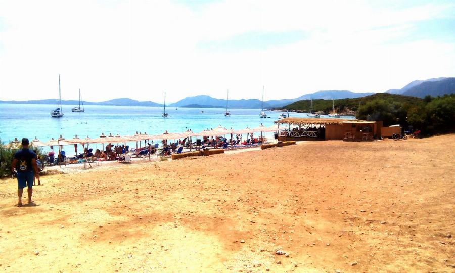 Είναι στην Αιτωλοακαρνανία, πας με αυτοκίνητο, είναι γεμάτη βότσαλο, και κοντράρει τη Λευκάδα