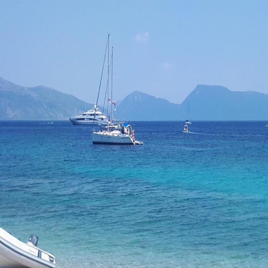 Είναι στην Αιτωλοακαρνανία, πας με αυτοκίνητο, είναι γεμάτη βότσαλο, και κοντράρει τη Λευκάδα