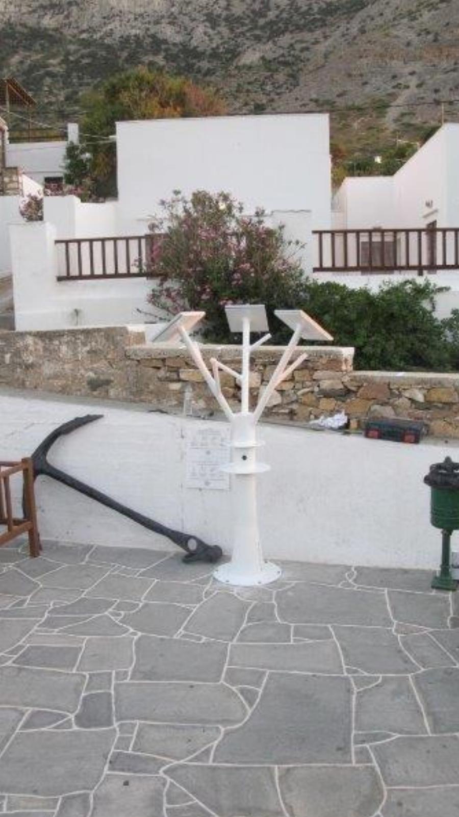 Σίφνος λιμάνι: Εκεί που φορτίζουν κινητά και τάμπλετ από ένα ηλιακό δέντρο στο λιμάνι – Πολλά μπράβο