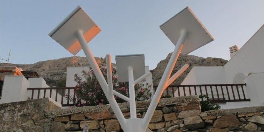 Σίφνος λιμάνι: Εκεί που φορτίζουν κινητά και τάμπλετ από ένα ηλιακό δέντρο στο λιμάνι – Πολλά μπράβο