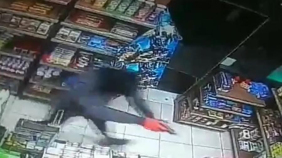 Θεσσαλονίκη ληστεία: Ληστές μπήκαν με όπλα μέσα σε ψιλικατζίδικο – Εικόνες που κόβουν την ανάσα στο βίντεο