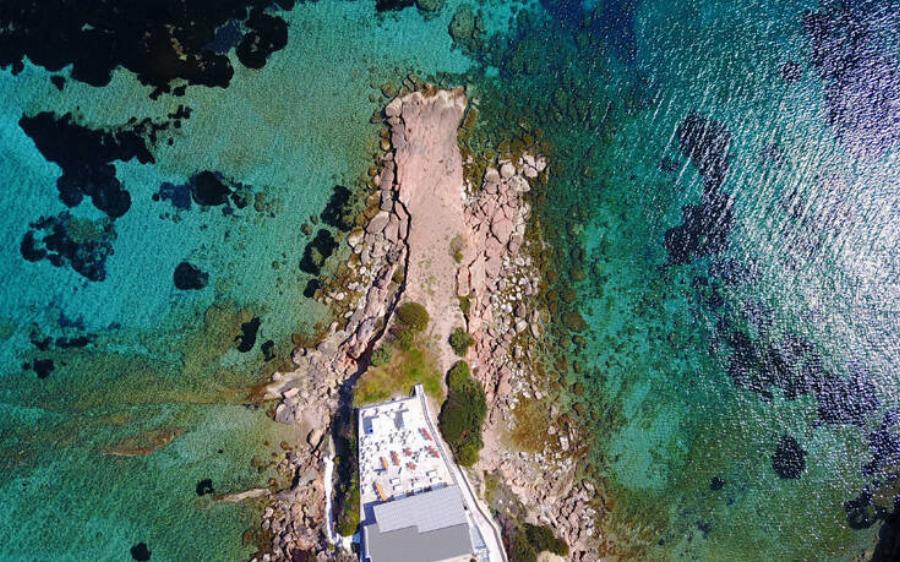 Τέσσερις φανταστικές παραλίες στην Αττική για τα τελευταία καλοκαιρινά μακροβούτια πριν μπει το φθινόπωρο