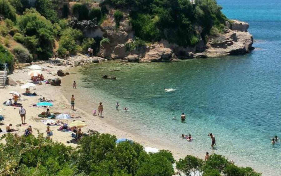 Τέσσερις φανταστικές παραλίες στην Αττική για τα τελευταία καλοκαιρινά μακροβούτια πριν μπει το φθινόπωρο