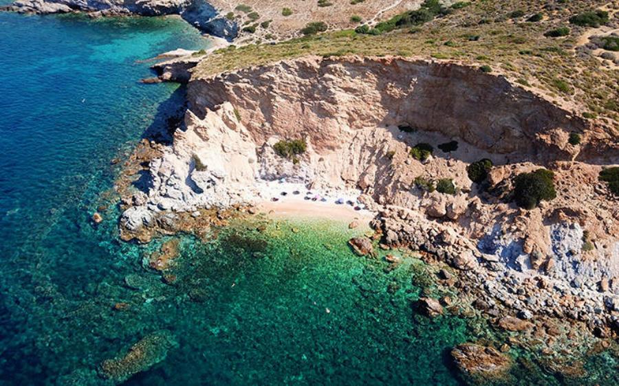 Τέσσερις φανταστικές παραλίες στην Αττική για τα τελευταία καλοκαιρινά μακροβούτια πριν μπει το φθινόπωρο