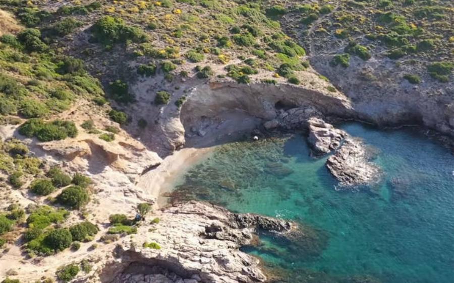 Τέσσερις φανταστικές παραλίες στην Αττική για τα τελευταία καλοκαιρινά μακροβούτια πριν μπει το φθινόπωρο