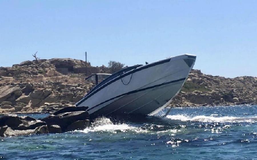 Μύκονος σκάφος: Πάνω στα βράχια έσκασε το tender Αιγύπτιου μεγιστάνα – Αδιευκρίνιστες οι συνθήκες του ατυχήματος