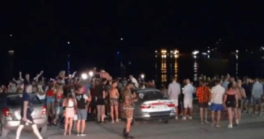 Ζάκυνθος γλέντι: Συνωστισμός και χοροί μέχρι το πρωί σε παραλία μετά το κλείσιμο των μπαρ στις 12