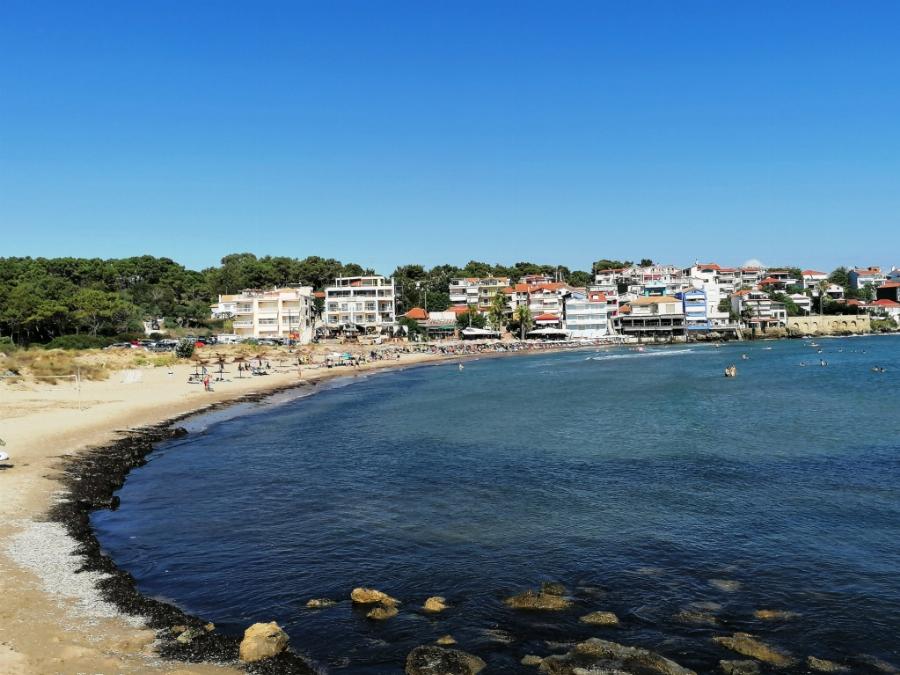 Πηγαίνεις με αυτοκίνητο, φτάνεις σε λίγες ώρες, μένεις με 30 ευρώ και όλα τα δωμάτια ακουμπάνε τη θάλασσα