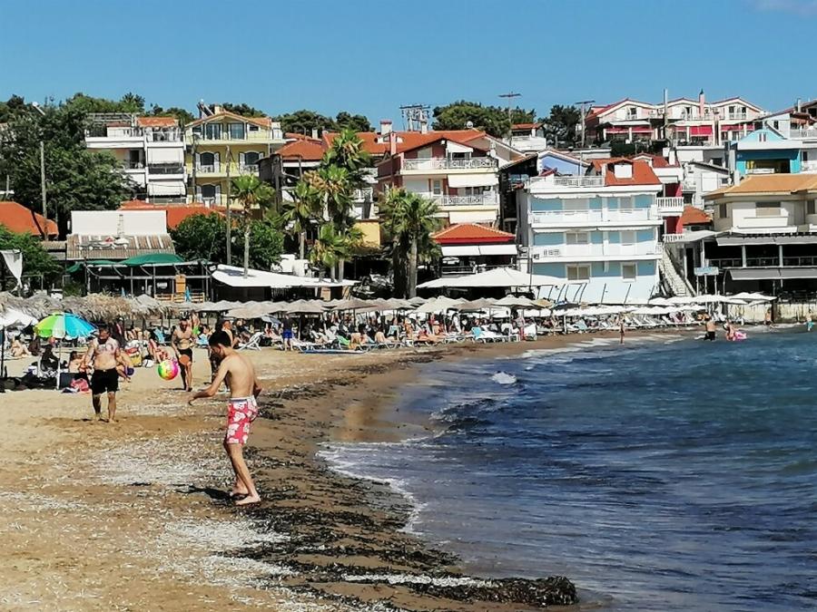 Πηγαίνεις με αυτοκίνητο, φτάνεις σε λίγες ώρες, μένεις με 30 ευρώ και όλα τα δωμάτια ακουμπάνε τη θάλασσα