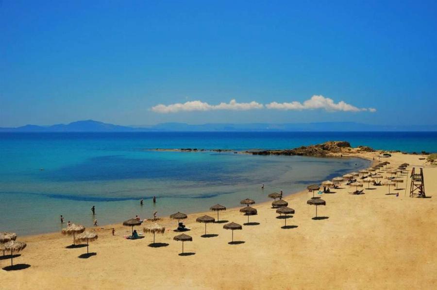 Πηγαίνεις με αυτοκίνητο, φτάνεις σε λίγες ώρες, μένεις με 30 ευρώ και όλα τα δωμάτια ακουμπάνε τη θάλασσα