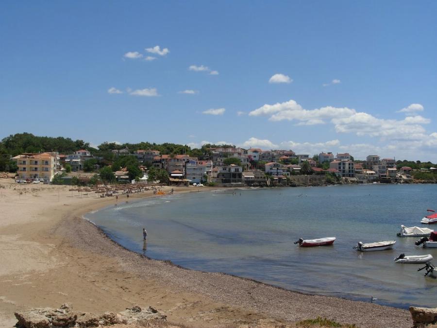 Πηγαίνεις με αυτοκίνητο, φτάνεις σε λίγες ώρες, μένεις με 30 ευρώ και όλα τα δωμάτια ακουμπάνε τη θάλασσα