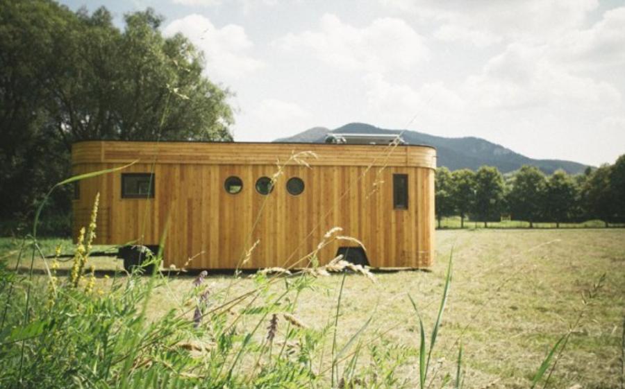 Τροχόσπιτο θαύμα: Είναι από παλιό βαγόνι, το παίρνεις παντού, κοστίζει όσο 2 αυτοκίνητα και χωράει 10 άτομα