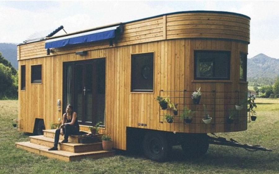 Τροχόσπιτο θαύμα: Είναι από παλιό βαγόνι, το παίρνεις παντού, κοστίζει όσο 2 αυτοκίνητα και χωράει 10 άτομα