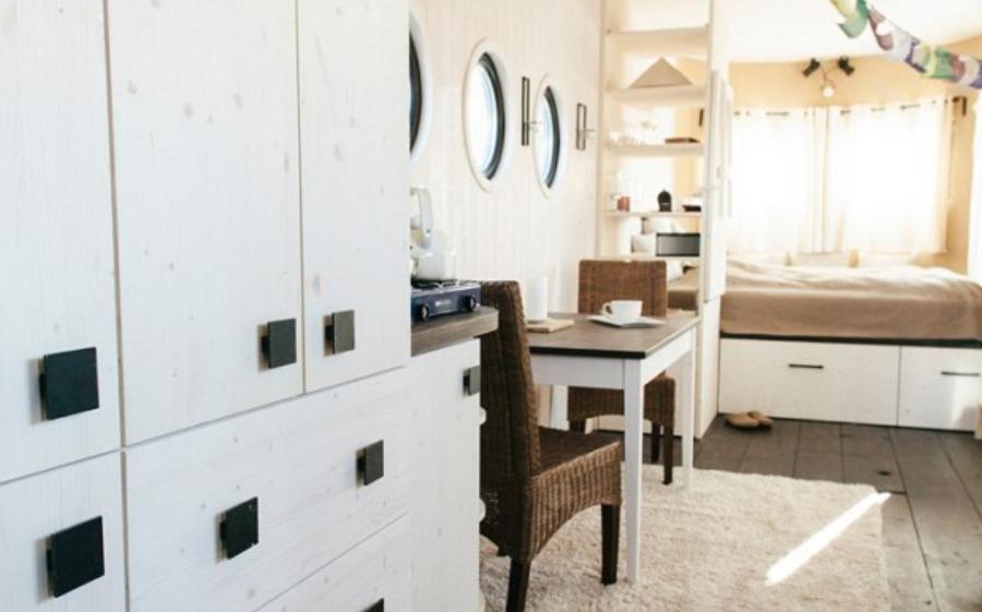 Τροχόσπιτο θαύμα: Είναι από παλιό βαγόνι, το παίρνεις παντού, κοστίζει όσο 2 αυτοκίνητα και χωράει 10 άτομα