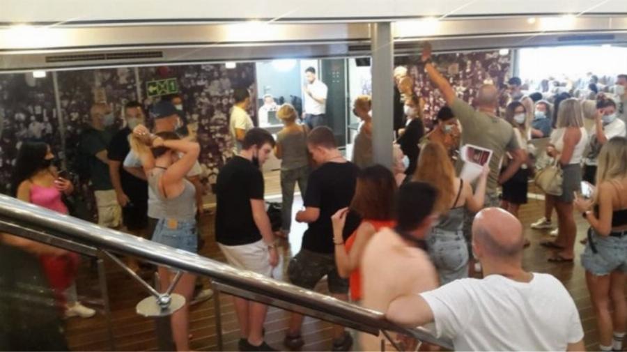 Σύρος: Πανικός με επιβάτες στο πλοίο επειδή δεν δούλευε το κλιματιστικό – Επενέβη το λιμενικό