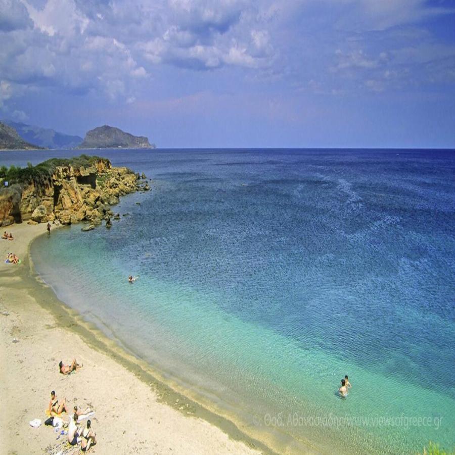 5 κρυφές παραλίες στην Πελοπόννησο για να απολαύσεις το μπάνιο σου χωρίς πολυκοσμία σε καταγάλανα νερά