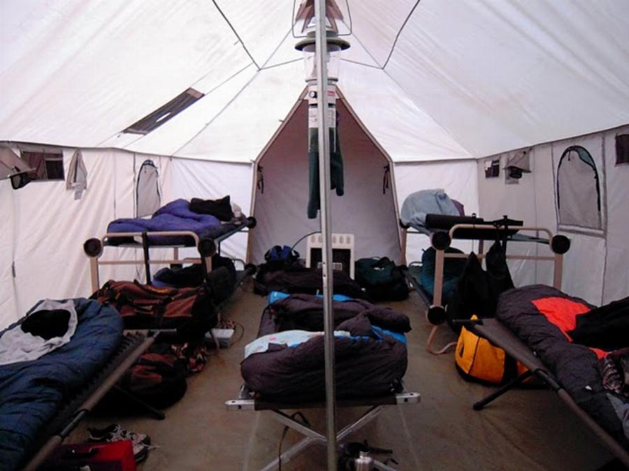 Σκηνή έπαυλη: Ουρές στα καταστήματα για τη σκηνή που χωράει 11 κρεβάτια, ζυγίζει 57 κιλά και κοστίζει μόνο 1.400 ευρώ