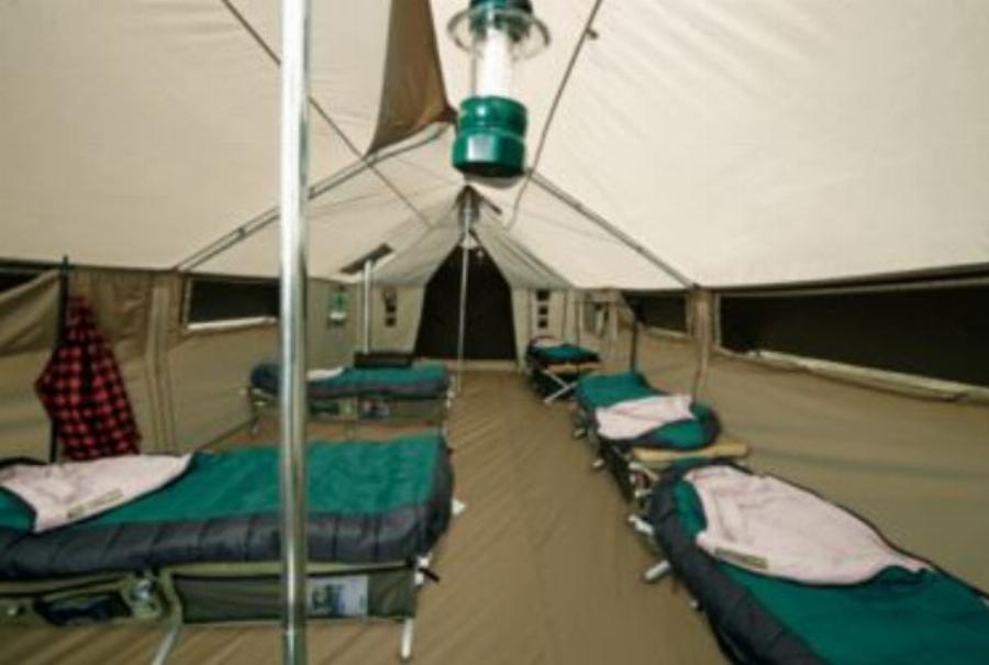 Σκηνή έπαυλη: Ουρές στα καταστήματα για τη σκηνή που χωράει 11 κρεβάτια, ζυγίζει 57 κιλά και κοστίζει μόνο 1.400 ευρώ