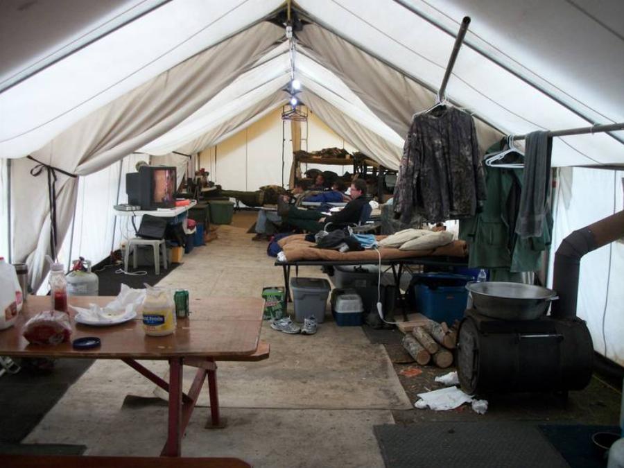 Σκηνή έπαυλη: Ουρές στα καταστήματα για τη σκηνή που χωράει 11 κρεβάτια, ζυγίζει 57 κιλά και κοστίζει μόνο 1.400 ευρώ