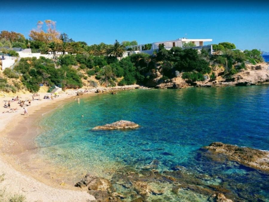 13 μυστικές παραλίες στην Αττική για να κάνεις τα μπάνια σου σε υπέροχα νερά και με ασφάλεια