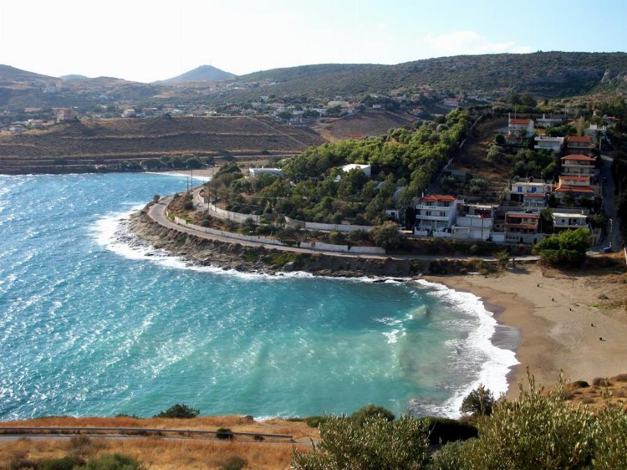 Φτάνεις σε 58 λεπτά από την Αθήνα, πληρώνεις 2,8€ διόδια και αντικρίζεις μια όαση που θυμίζει νησάκι