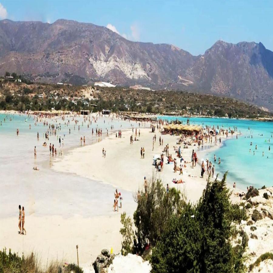 Έχει ροζ άμμο, καταγάλανα νερά που θυμίζουν Τζαμάικα, δεν έχει εισόδο και μπορείς να περάσεις με 20€ μπάτζετ