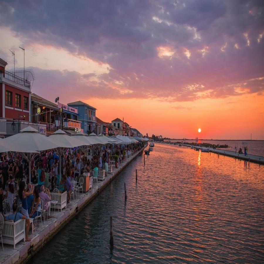 Πας με αυτοκίνητο, έχει τις καλύτερες παραλίες στην Ελλάδα και έριξε στο μισό τις τιμές τον Αύγουστο