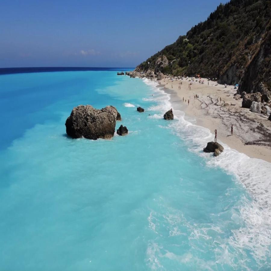 Πας με αυτοκίνητο, έχει τις καλύτερες παραλίες στην Ελλάδα και έριξε στο μισό τις τιμές τον Αύγουστο