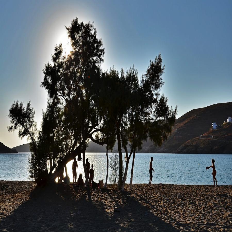 Φτάνεις σε 100 λεπτά, έχει 92 παραλίες με πεντακάθαρα νερά, τρως βασιλικά και φέτος ρίχνει τις τιμές στον πάτο