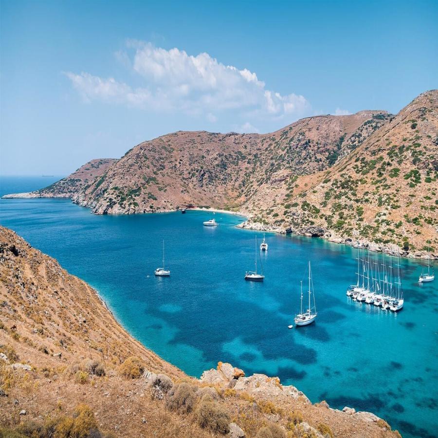 Φτάνεις σε 100 λεπτά, έχει 92 παραλίες με πεντακάθαρα νερά, τρως βασιλικά και φέτος ρίχνει τις τιμές στον πάτο