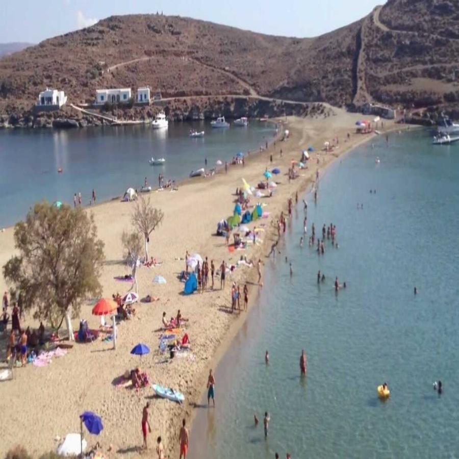 Φτάνεις σε 100 λεπτά, έχει 92 παραλίες με πεντακάθαρα νερά, τρως βασιλικά και φέτος ρίχνει τις τιμές στον πάτο