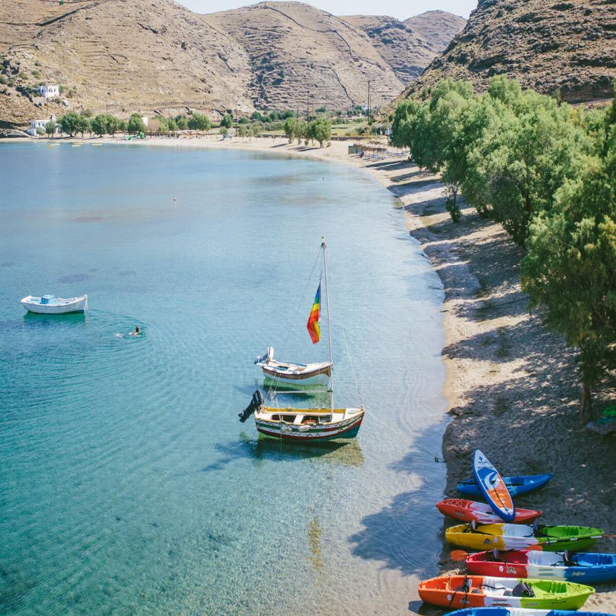 Φτάνεις σε 100 λεπτά, έχει 92 παραλίες με πεντακάθαρα νερά, τρως βασιλικά και φέτος ρίχνει τις τιμές στον πάτο