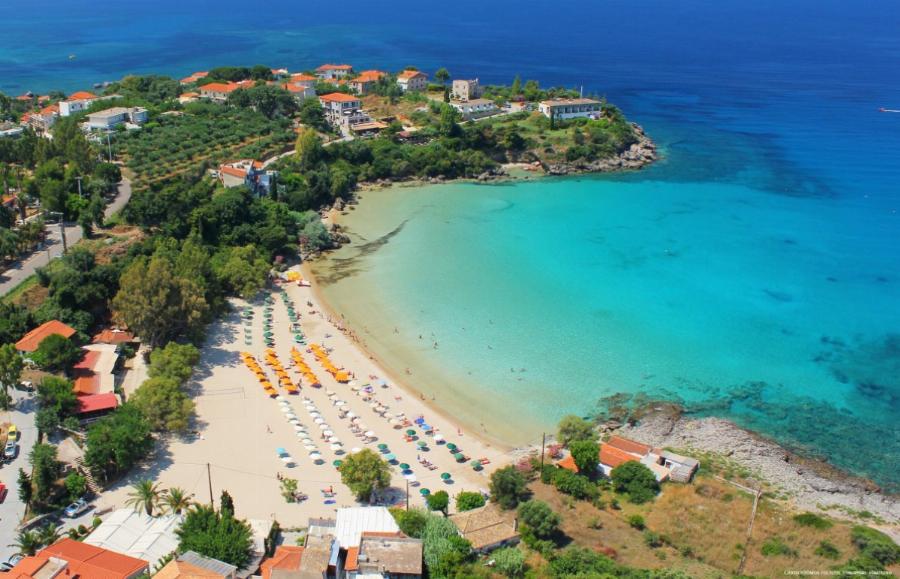 Φτάνεις σε 2,5 ώρες με 28 ευρώ και αντικρίζεις μια παραδεισένια παραλίες με τιμές πάτος που απαγορεύονται οι ρακέτες