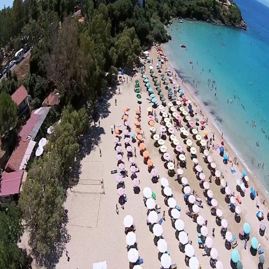 Φτάνεις σε 2,5 ώρες με 28 ευρώ και αντικρίζεις μια παραδεισένια παραλίες με τιμές πάτος που απαγορεύονται οι ρακέτες