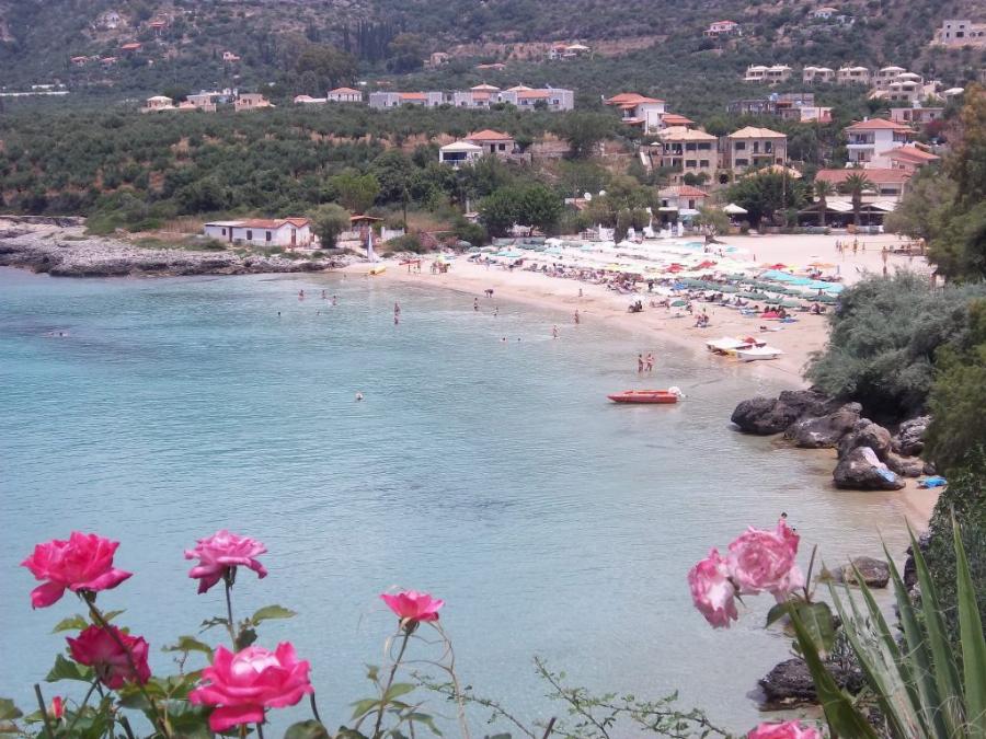 Φτάνεις σε 2,5 ώρες με 28 ευρώ και αντικρίζεις μια παραδεισένια παραλίες με τιμές πάτος που απαγορεύονται οι ρακέτες