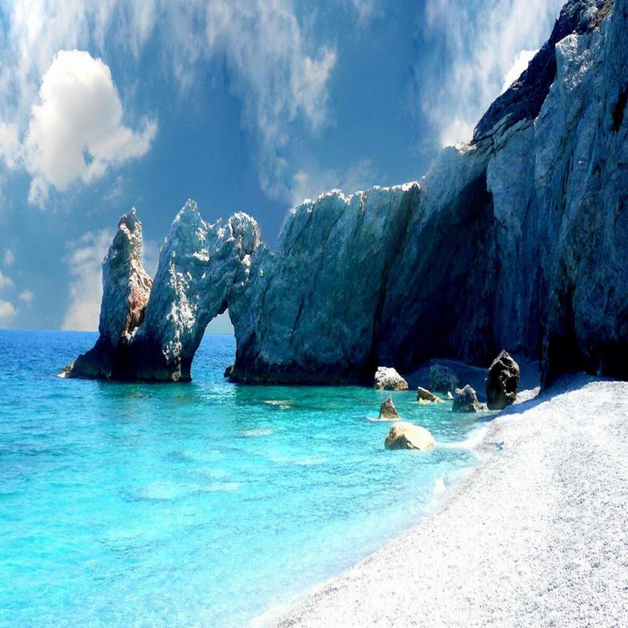 Η Ελληνική Ινδονησία: Καταπράσινα νερά, λευκά βότσαλα και πανύψηλα, απόκρημνα βράχια δεκά φορές πιο όμορφη από το Μπαλί