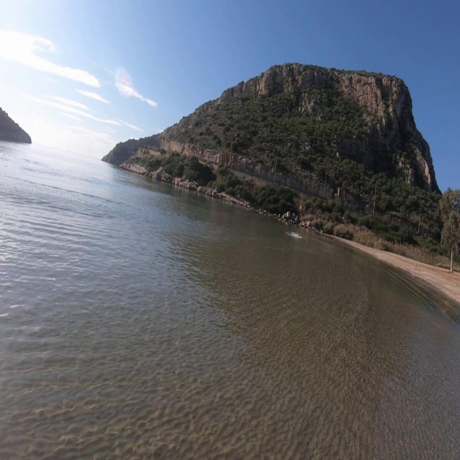 Βάζεις 15 ευρώ βενζίνη και μετά από 33χλμ βρίσκεσαι στην παραλία με τα ρηχά, καθαρά νερά που λατρεύουν οι Αθηναίοι