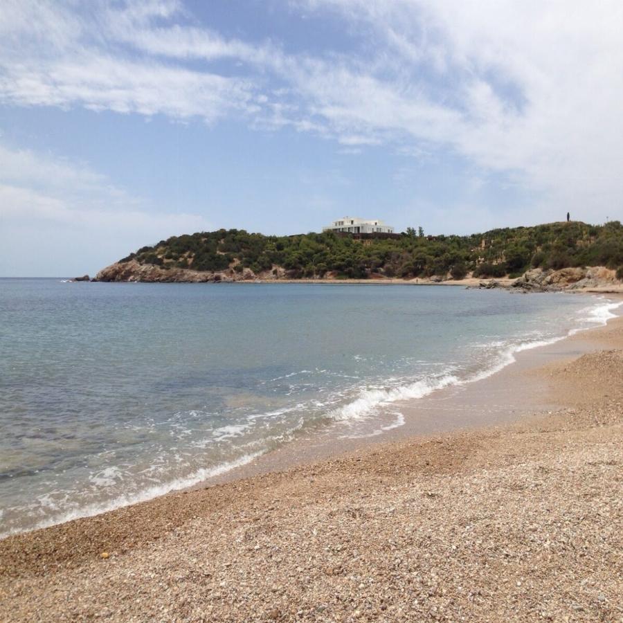 1 ώρα από την Αθήνα, η μόνη παραλία τόσο κοντά που έχει μεγάλη αμμουδιά με γαλάζια νερά και χρυσή άμμο σαν σε νησί