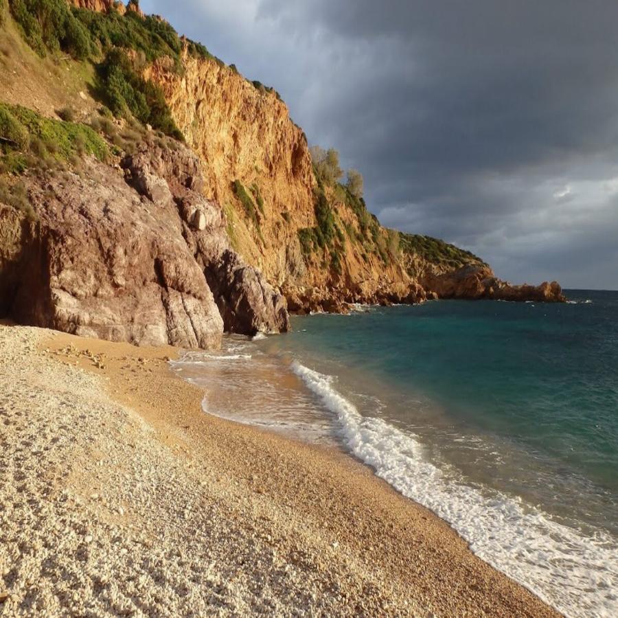 1 ώρα από την Αθήνα, η μόνη παραλία τόσο κοντά που έχει μεγάλη αμμουδιά με γαλάζια νερά και χρυσή άμμο σαν σε νησί