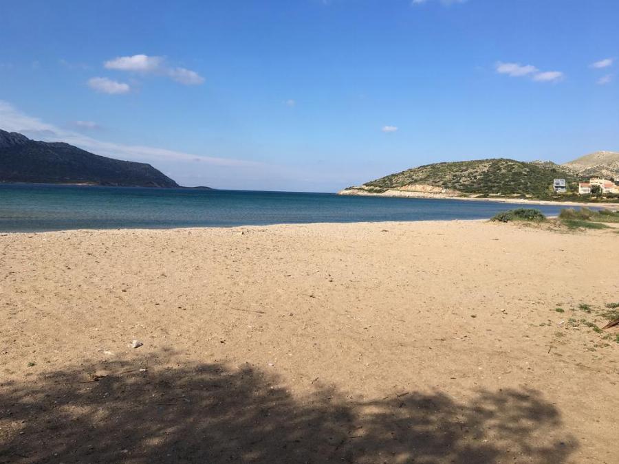 1 ώρα από την Αθήνα, η μόνη παραλία τόσο κοντά που έχει μεγάλη αμμουδιά με γαλάζια νερά και χρυσή άμμο σαν σε νησί