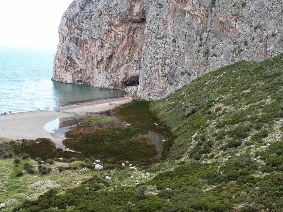 Γαλάζια λίμνη της Ελλάδας: Έχει ρηχά καθαρά νερά, δεν έχει ξαπλώστρες και ομπρέλες και είναι 40 λεπτά από την Πάτρα