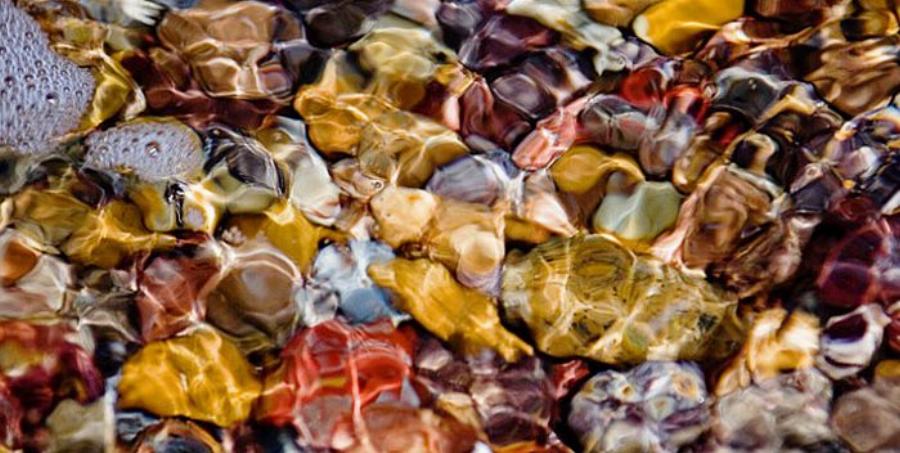 Είναι γεμάτη με σπάνια πολύχρωμα βότσαλα που απαγορεύεται να κλέψεις, κολυμπάς δωρεάν και περνάς με μπάτζετ 10€