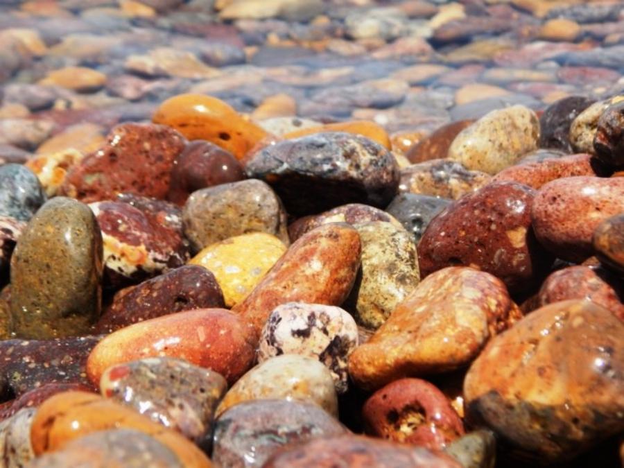 Είναι γεμάτη με σπάνια πολύχρωμα βότσαλα που απαγορεύεται να κλέψεις, κολυμπάς δωρεάν και περνάς με μπάτζετ 10€