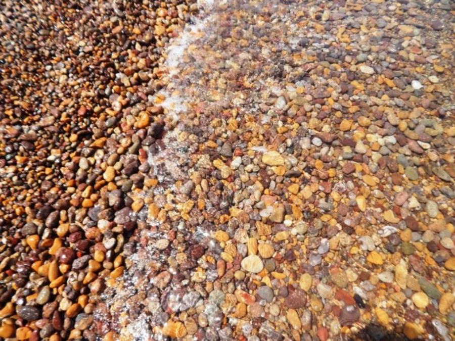 Είναι γεμάτη με σπάνια πολύχρωμα βότσαλα που απαγορεύεται να κλέψεις, κολυμπάς δωρεάν και περνάς με μπάτζετ 10€